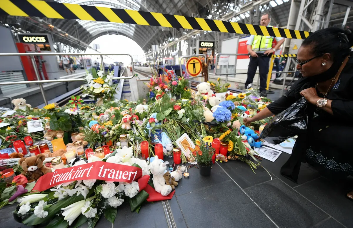 Man sieht den Frankfurter Hauptbahnhof mit Blumen davor.